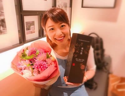 花を持っている